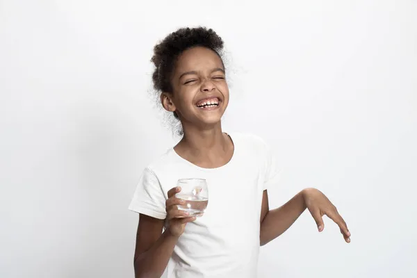 Szczęśliwa Dziewczyna Trzyma Szklankę Czystej Wody Pitnej Zamyka Oczy Śmieje — Zdjęcie stockowe