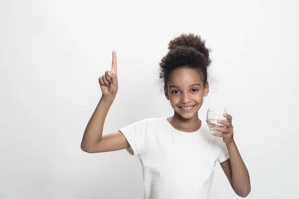 Молодая Девушка Держит Стакан Обычной Питьевой Воды Показывает Пальцем Вверх — стоковое фото