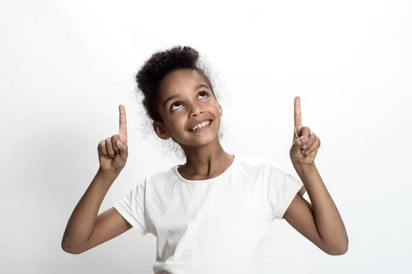 Chica Positiva Con Cara Sonriente Hizo Gesto Apuntando Con Dos —  Fotos de Stock