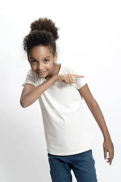 Pozytywna Młoda Dziewczyna Pokazała Gest Palcem Wskazującym Dzieciak Stoi Białym — Zdjęcie stockowe