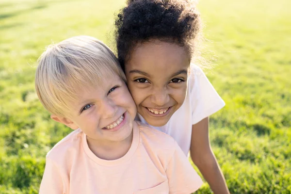 Dzieci Różnym Kolorze Skóry Szczęśliwe Razem Bliski Portret Zielona Trawa — Zdjęcie stockowe