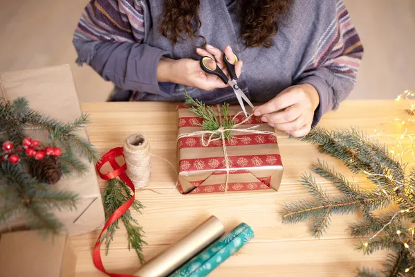 Різдво Жінка Збирає Подарунки Красива Коробка Подарунками Майже Готова Руки — стокове фото