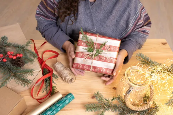 Різдво Жінка Збирає Подарунки Чудова Скринька Подарунків Майже Готова Святковий — стокове фото