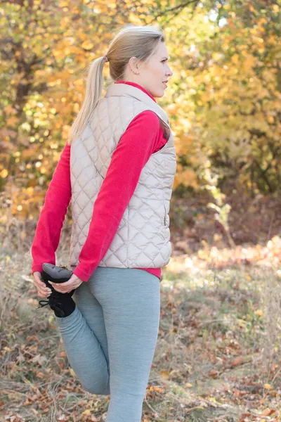 Młoda Kobieta Uprawia Fitness Rozprostowuje Nogi Stojąc Świeżym Powietrzu Jesiennym — Zdjęcie stockowe