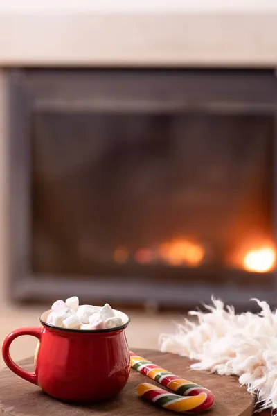 Weihnachtsstimmung Heißgetränk Rote Keramiktasse Kakao Mit Marshmallows Traditionelles Zuckerrohr Auf — Stockfoto