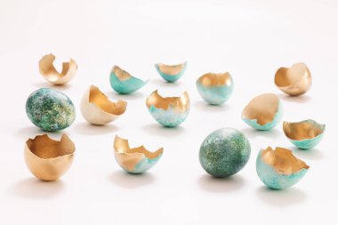 Paskalya geçmişi. Yumurta kabukları, yumurta altınla süslenir, turkuaz boya, orijinal paskalya dekorasyonu tekniği. Modern dekorasyon, Paskalya yumurtalarını boyama fikri, zenginliğin sembolü olarak altın yumurtalar. Kimse.