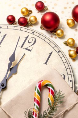 Yıldızlı Noel arkaplanı, klasik yuvarlak saat, kırmızı, altın toplar, geleneksel şekerler. Seçici odaklanma. Üst Manzara. Uzayı kopyala Geri sayım, gece yarısı, yeni yıl konsepti.