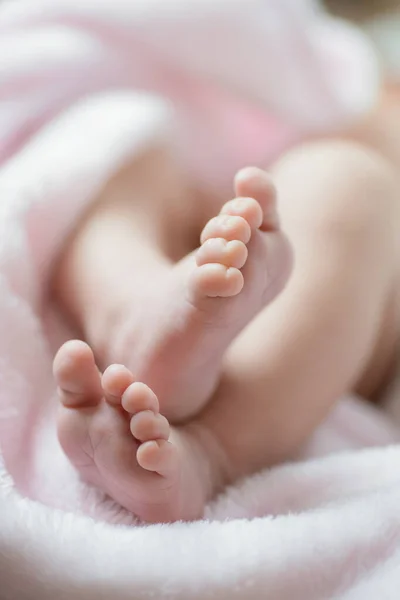 Piernas Cruzadas Del Bebé Recién Nacido Sobre Una Manta Rosa —  Fotos de Stock