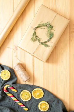 Eko tarzı bir Noel hediyesi. İçinde Noel ağacı olan altın kutu, kuru portakal dilimi ve geleneksel şeker kamışı. Üst Manzara. Kutlama havası, hediye paketleme fikri. Adım adım talimat veriyorum. 7. Adım