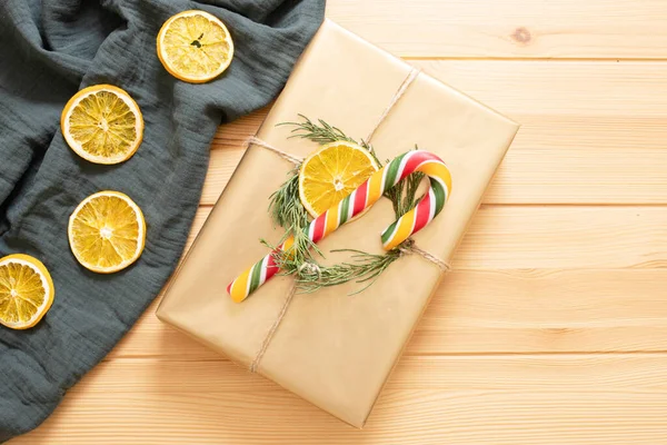Різдвяний Подарунок Еко Стилі Золота Подарункова Коробка Ялинкою Сухий Апельсиновий — стокове фото