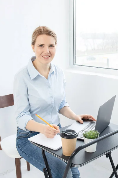 Successful Young Woman Table Laptop Confident Girl Freelancer Businesswoman Indoor — Fotografia de Stock