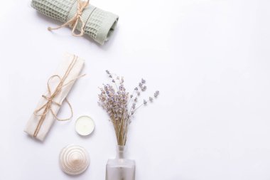 Düz kompozisyon, doğal lavanta çiçekleri, mum, kabuk ve kağıda sarılı hediye. Organik kozmetik, spa, banyo, aromaterapi. Boşluğu kopyala.