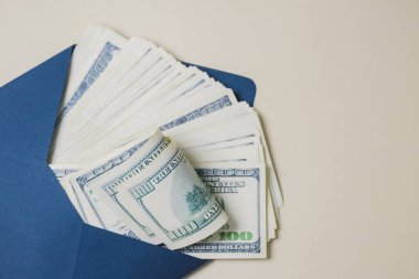 Zarfın içinde nakit para. Üzerinde Amerikan doları banknotları olan açık bir zarf. Zenginlik ve gelir kavramı, para, yolsuzluk, rüşvet, tasarruf. Kimse.. 