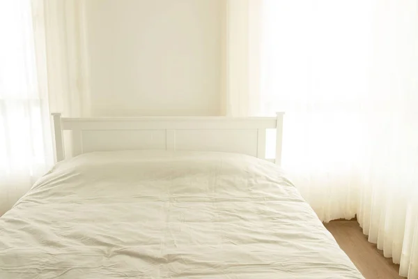 Lit Vide Dans Chambre Avec Mur Blanc Fenêtre — Photo