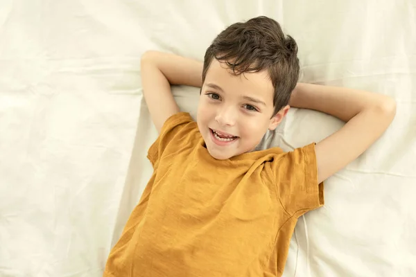 Niño Positivo Con Cara Sonriente Retrato Chico Moreno Caucásico Años — Foto de Stock