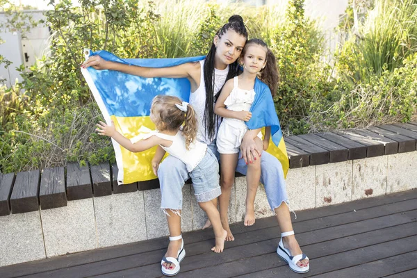 Niños Ucranianos Con Madre Cubiertos Con Una Bandera Amarillo Azul —  Fotos de Stock
