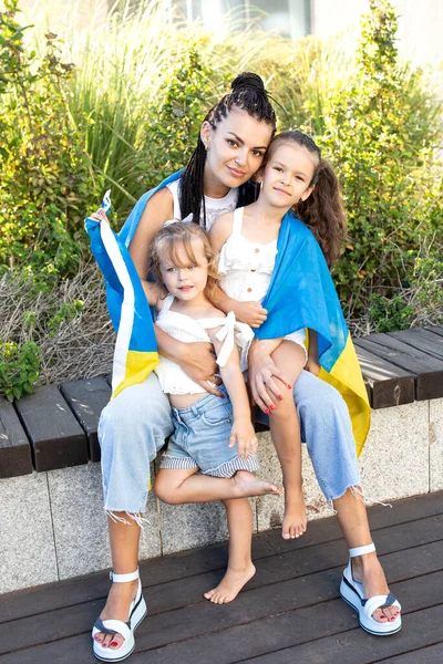 Crianças Ucranianas Com Sua Mãe Cobertas Com Uma Bandeira Amarelo — Fotografia de Stock