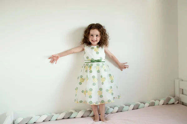 Цікава Дівчинка Роки Стоїть Прекрасній Сукні Ліжку Дитячій Кімнаті Біля — стокове фото