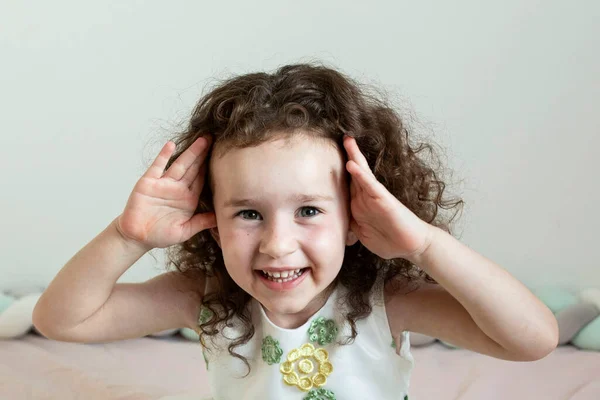 Lindo Bebé Positivo Chica Rizada Años Juega Escondite Abriendo Cara — Foto de Stock