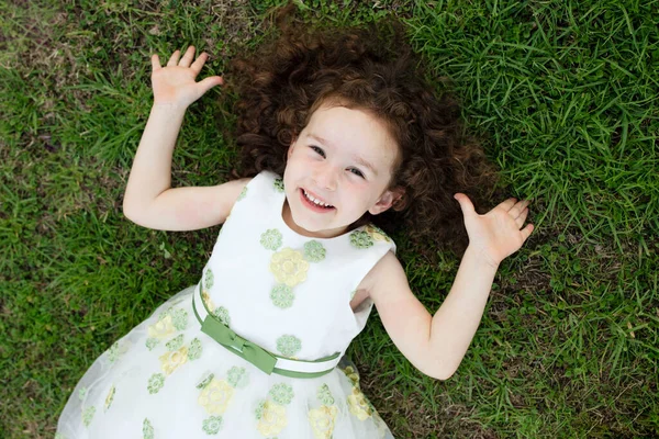 Portret Pięknej Letniej Dziewczynki Kręconymi Długimi Włosami Śmiejącej Się Leżąc — Zdjęcie stockowe