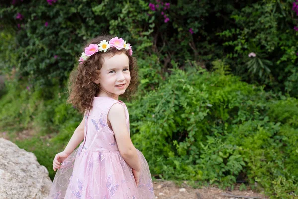 Portrait Cute Year Old Girl Wreath Artificial Flowers Green Wood — Stockfoto