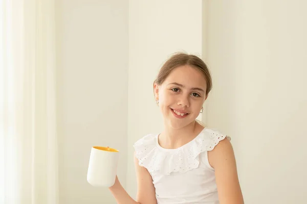 Dziewczyna Lat Uśmiechnięta Trzymająca Biały Kubek Dzieciak Domu Pokoju Blond — Zdjęcie stockowe