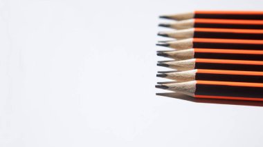 Beyaz arka planda birkaç basit kalem çizimi. Seçici odaklanma. Keskin gölgeler. Eğitim, kariyer, yazma, iş, notlar, toplantı hazırlığı, okula dönüş. Boşluğu kopyala