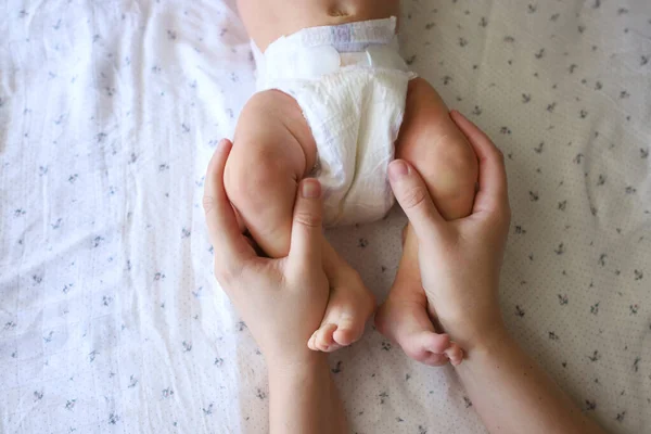 Mãos Mãe Massageiam Bebê Recém Nascido Mãe Faz Suavemente Ginástica — Fotografia de Stock