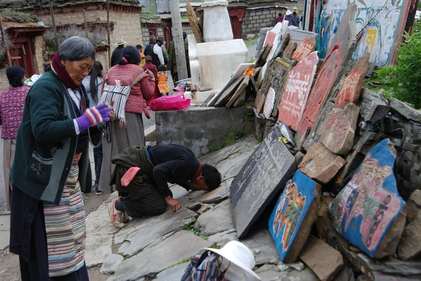 Mani sten i tibet — Stockfoto