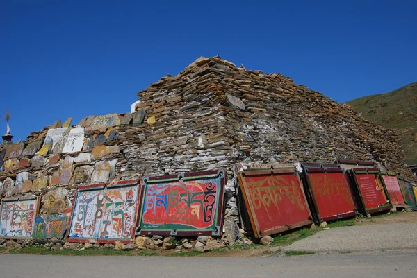 Mani-stein i Tibet – stockfoto