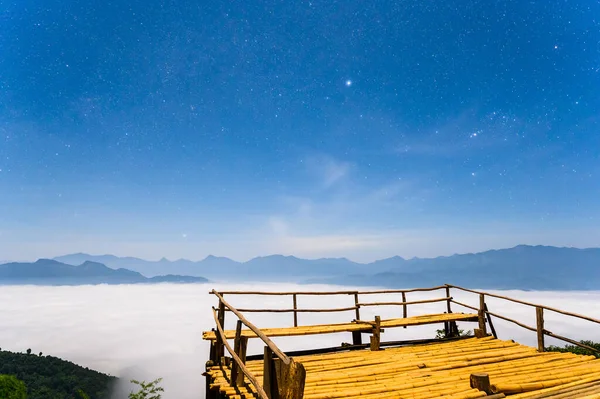 Έναστρος Νυχτερινός Ουρανός Μπαμπού Βεράντα Μπροστά Από Βουνά Στο Gloselo — Φωτογραφία Αρχείου