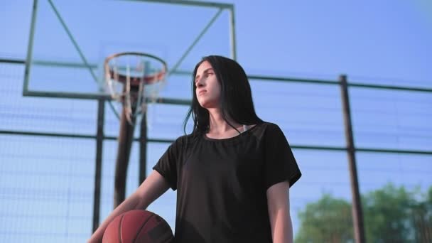Портрет Молодой Баскетболистки Красивая Девочка Подросток — стоковое видео