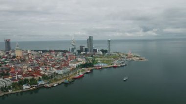 Batumi sahil plajı, gökdelenler, şehir. Arial İHA atışı