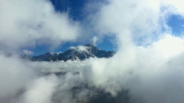 Dağ Sırası Kış İlham Veren Kara Bulutlar Soğuk Denizi Gökyüzü Uçuş Görüntüsü Efsanevi Panorama Doğa Başarı Zirvesi Zirvesi 4K