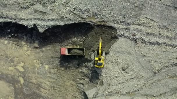 Ağır Inşaat Ekipmanları Çalışıyor Toprağı Bir Kazıcı Vasıtasıyla Atık Kamyonuna — Stok video