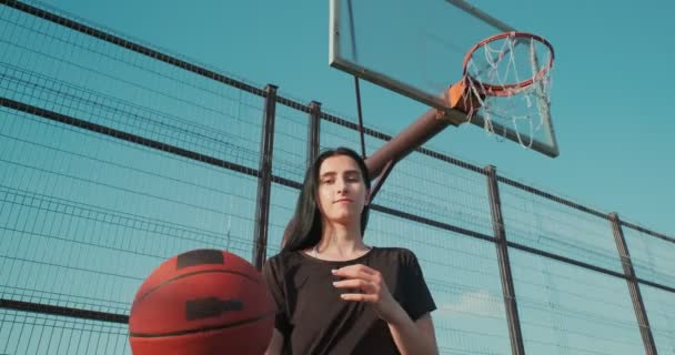 Девушка Брюнетка Смотрящая Камеру Стоящую Баскетбольной Площадке — стоковое видео