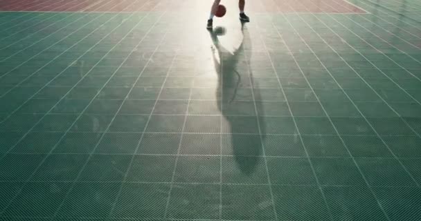 女性バスケットボール選手のクローズアップショット コーカサスガールドリブルとクロスオーバードリブル 左と右のステップを取る — ストック動画