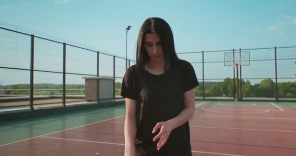 Молодая Женщина Практикует Навыки Управления Мячом — стоковое видео