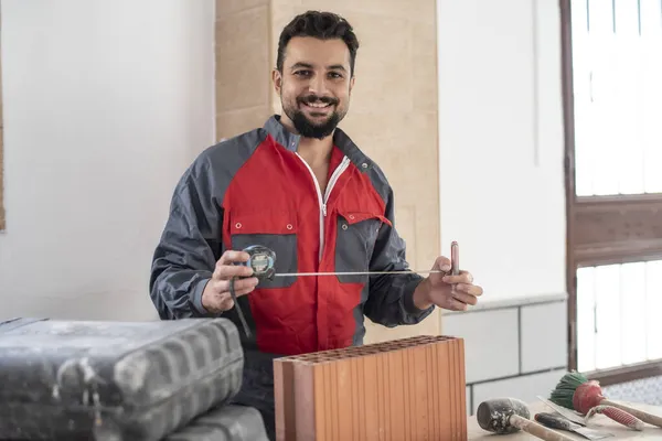 Bricklayer Com Fita Métrica Sorri Olhando Para Câmera Pronta Para — Fotografia de Stock