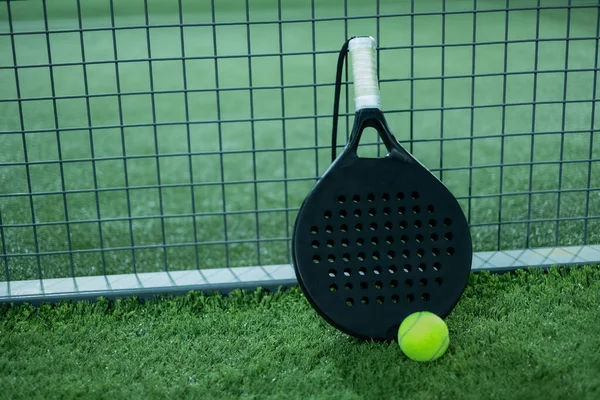 Paddla Tennisracketar Och Bollar Konstgräs — Stockfoto