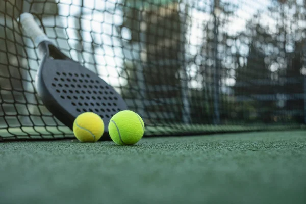 人工芝の上にテニスラケットとボールをパドル ストック写真
