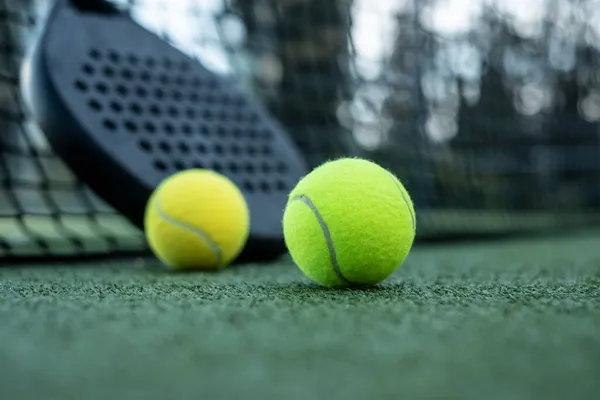 人工芝の上にテニスラケットとボールをパドル ストック画像