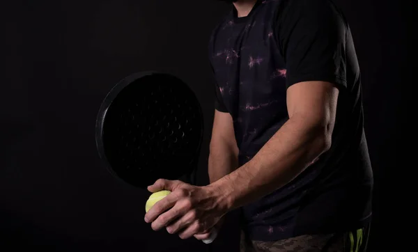 Muž Připraven Pádlo Tenis Sloužit Studiu Záběr Anonymní Póza — Stock fotografie