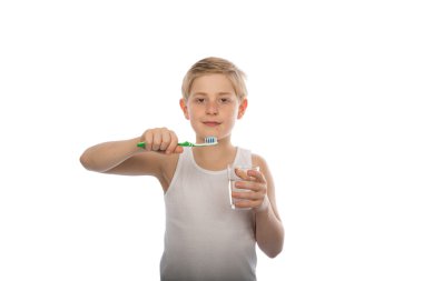 genç çocuk Dişlerini fırçalıyor