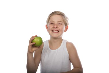 Yeşil elma ile genç çocuk