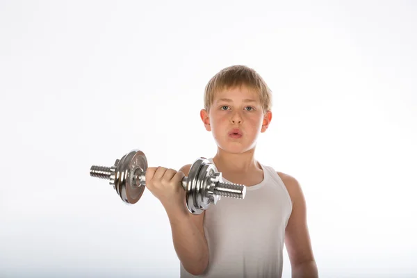 Kleiner Junge, der mit einer Hantel trainiert — Stockfoto