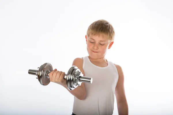 Jonge jongen uitoefenend met een halter — Stockfoto