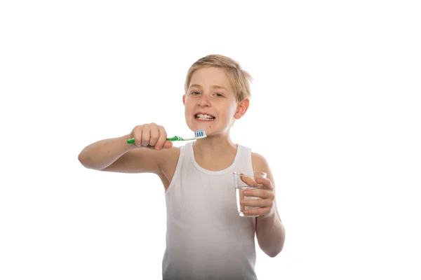 Mladý chlapec, čistit si zuby — Stock fotografie