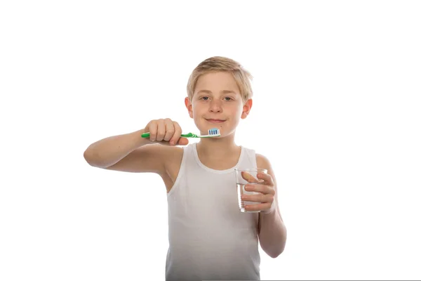 Giovane ragazzo lavarsi i denti — Foto Stock