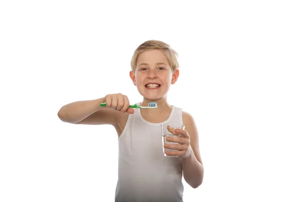 Jonge jongen zijn tanden poetsen — Stockfoto